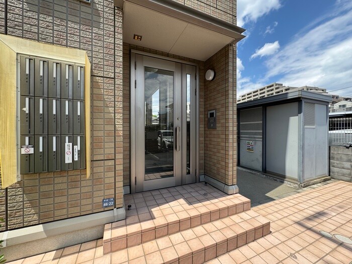 物件外観写真3　(エントランス部分)