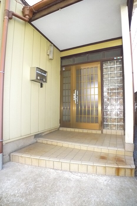 物件外観写真3　(エントランス部分)