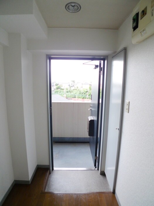 物件内観写真12　(玄関)