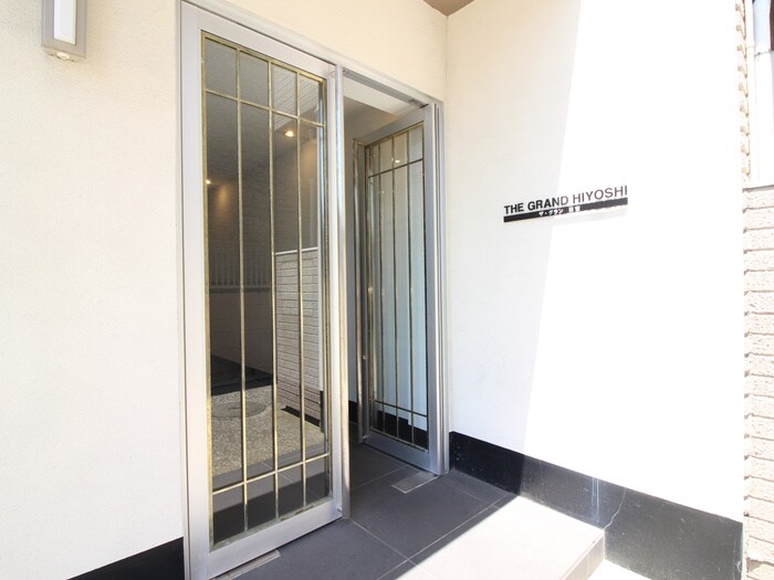 物件外観写真4　(エントランス部分)