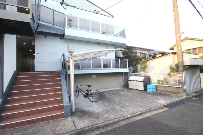 物件外観写真4　(エントランス部分)