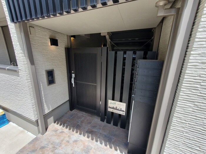 物件外観写真3　(エントランス部分)