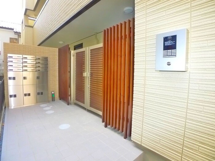 物件外観写真3　(エントランス部分)