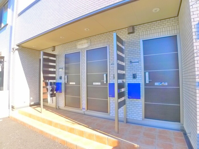 物件外観写真2　(エントランス部分)