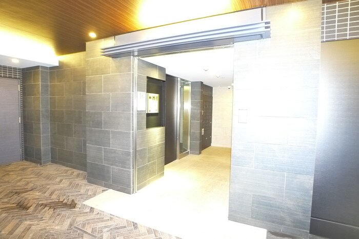 物件外観写真4　(エントランス部分)