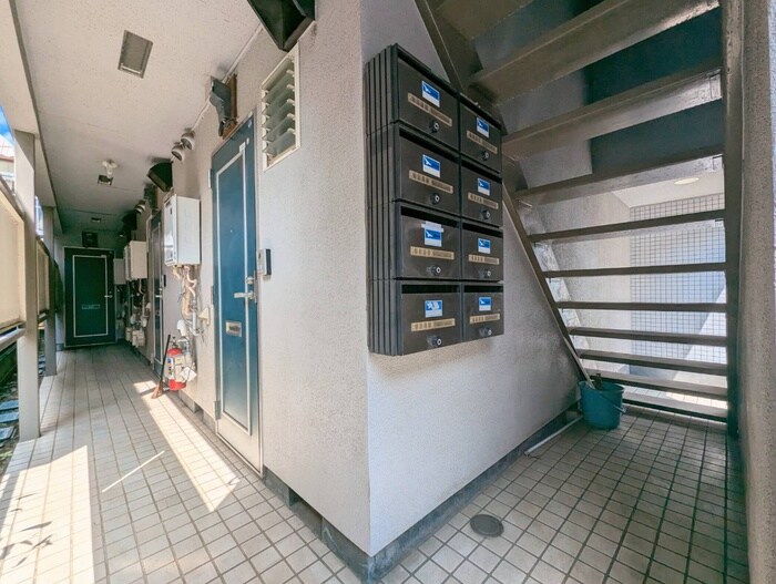 物件外観写真3　(エントランス部分)