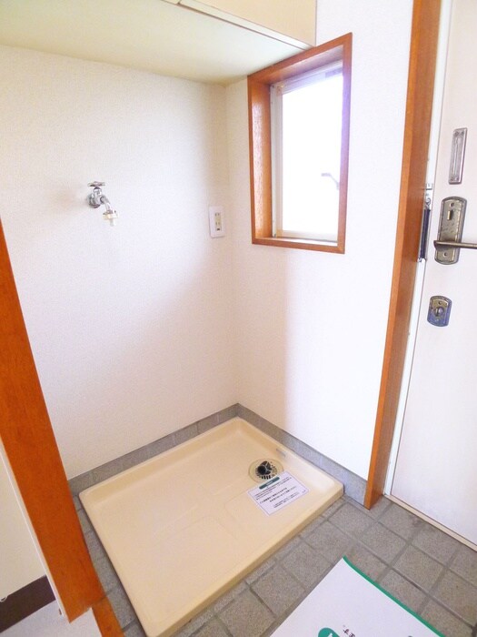 物件内観写真16　(洗濯機置場)