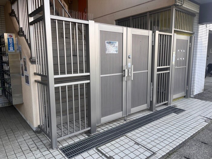物件外観写真2　(エントランス部分)