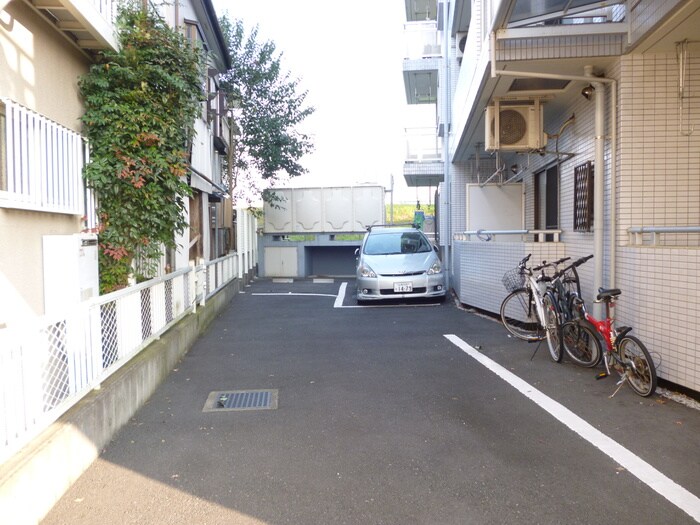 物件外観写真5　(駐車場)