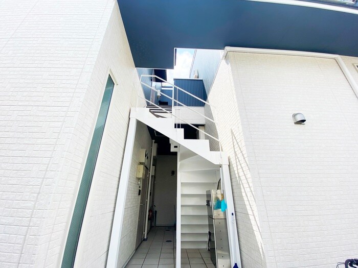 物件外観写真3　(エントランス部分)