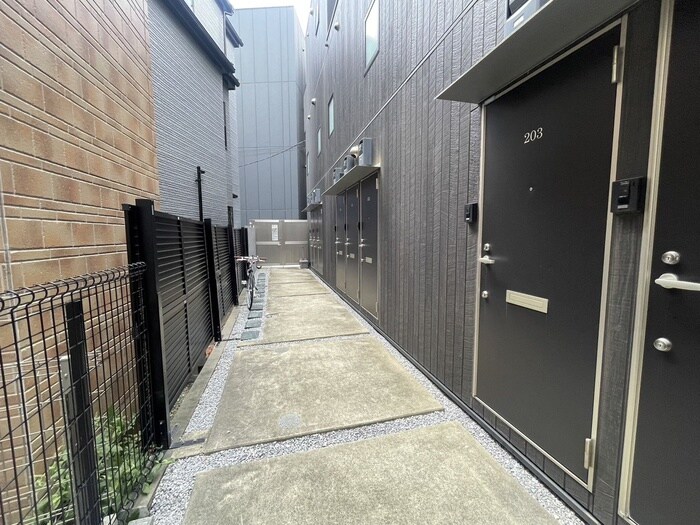 物件外観写真2　(エントランス部分)