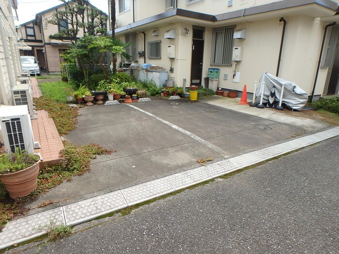 物件外観写真3　(駐車場)