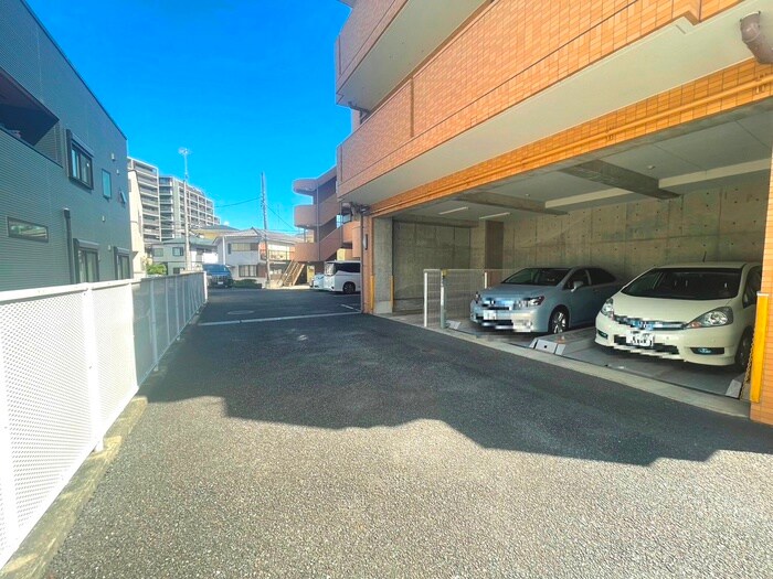 物件外観写真3　(駐車場)