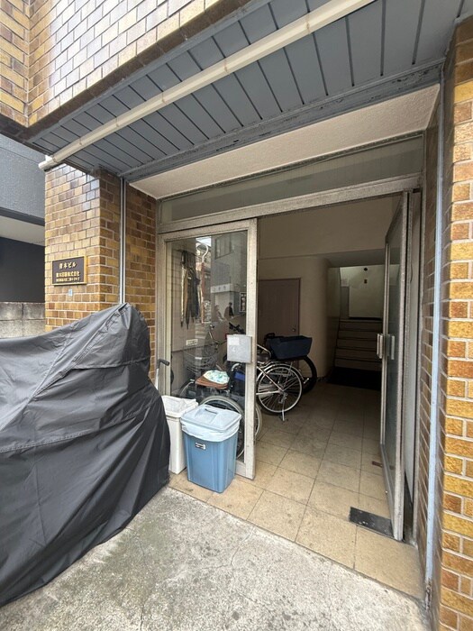 物件外観写真3　(エントランス部分)