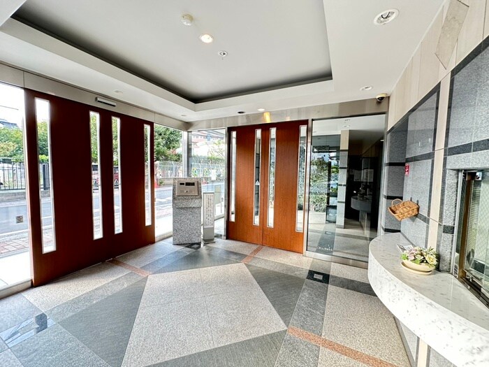 物件外観写真2　(エントランス部分)