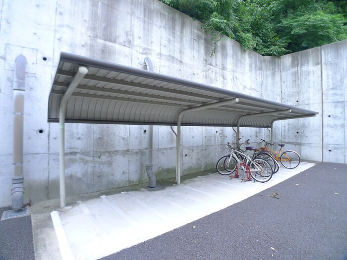 物件外観写真2　(駐輪場)