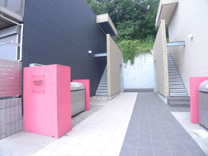 物件外観写真3　(エントランス部分)