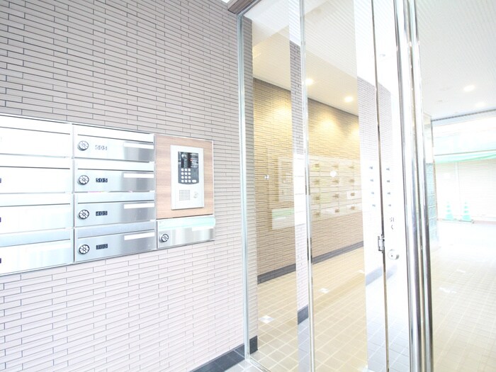 物件外観写真2　(エントランス部分)