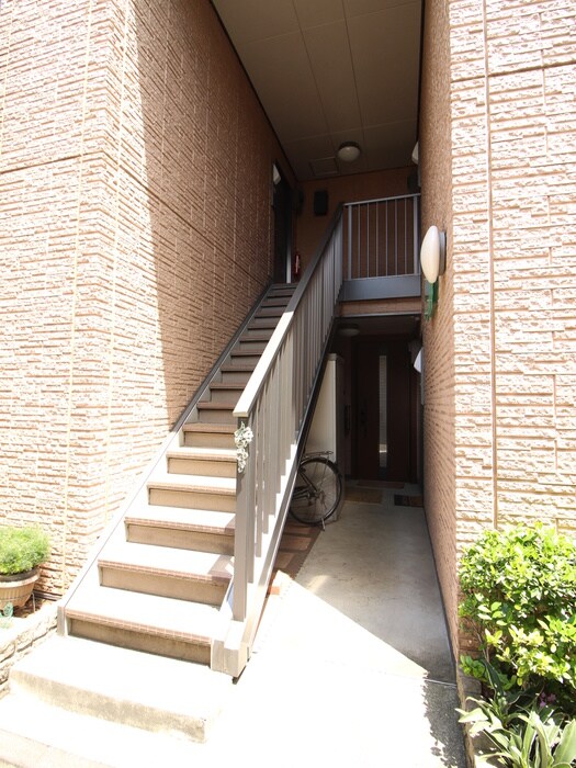 物件外観写真3　(エントランス部分)