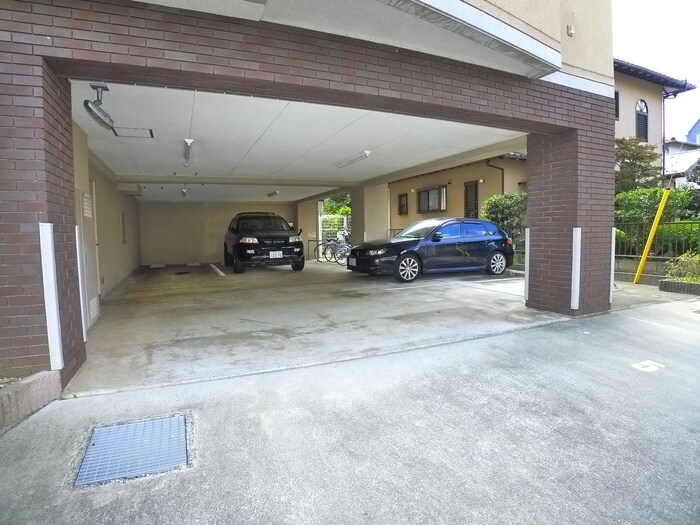 物件外観写真5　(駐車場)