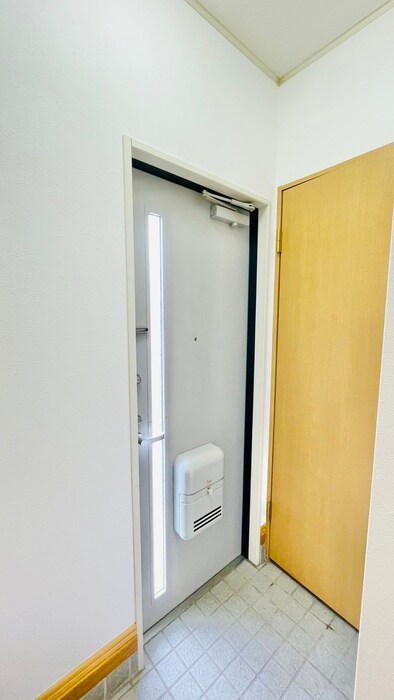 物件内観写真8　(玄関)