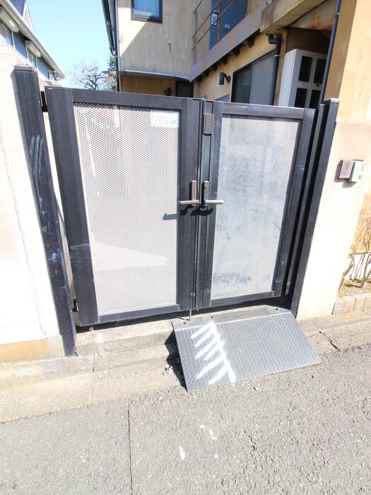 物件外観写真2　(エントランス部分)