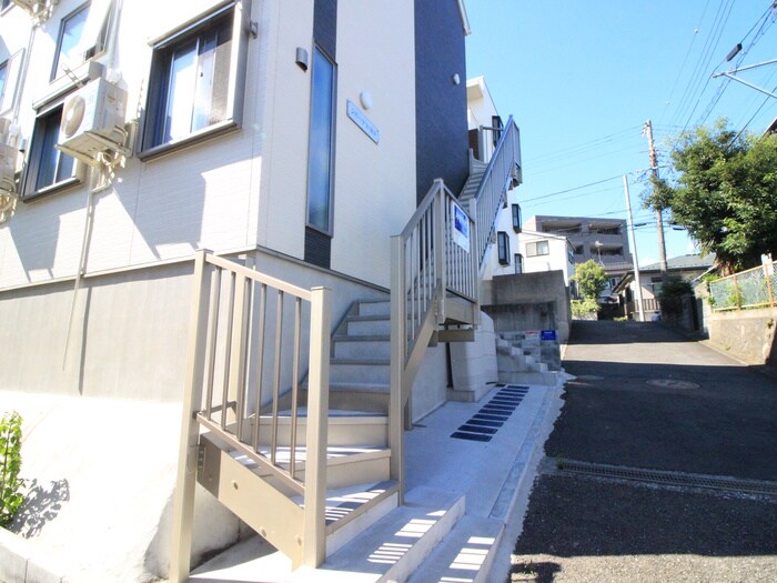 物件外観写真3　(エントランス部分)