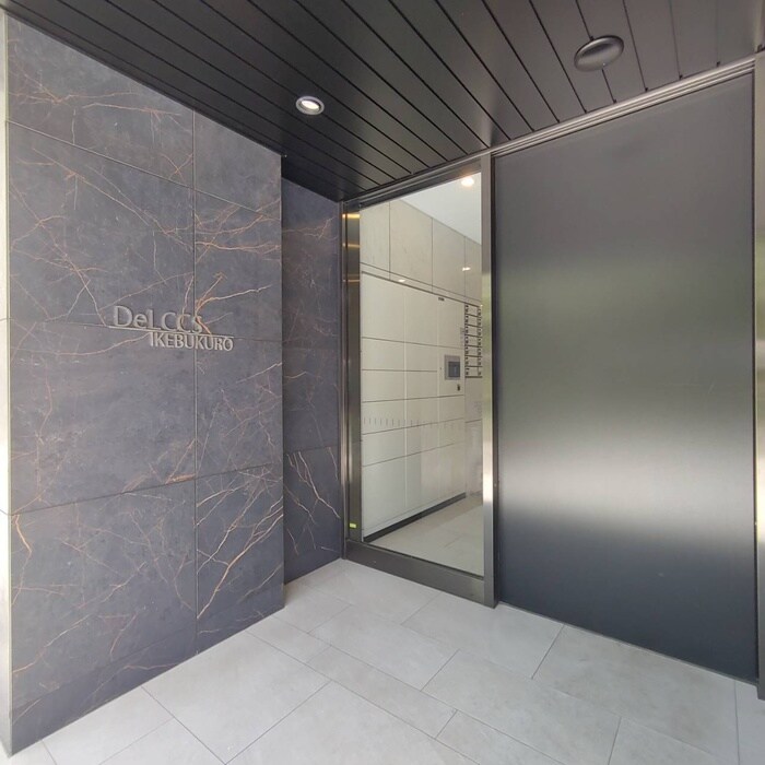 物件外観写真4　(エントランス部分)