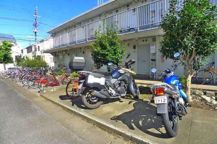 物件外観写真3　(バイク置き場)