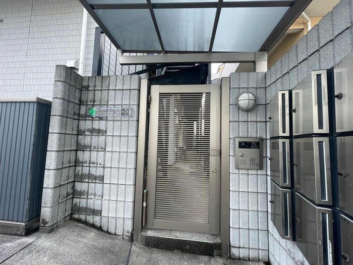 物件外観写真6　(エントランス部分)