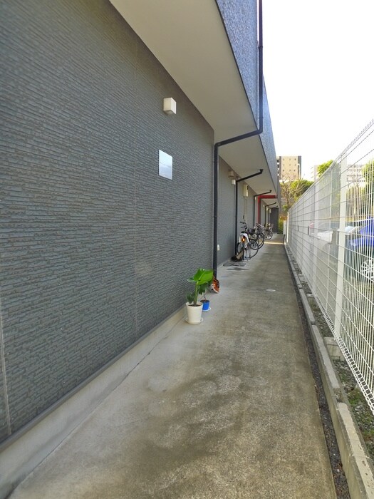 物件外観写真6　(エントランス部分)