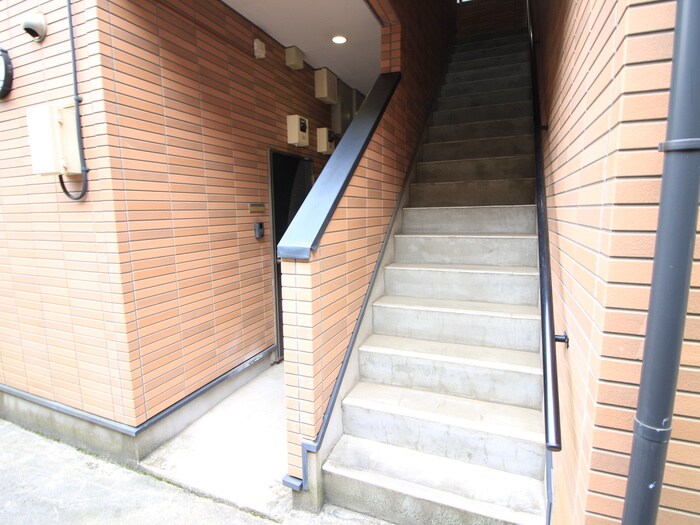 物件外観写真5　(エントランス部分)