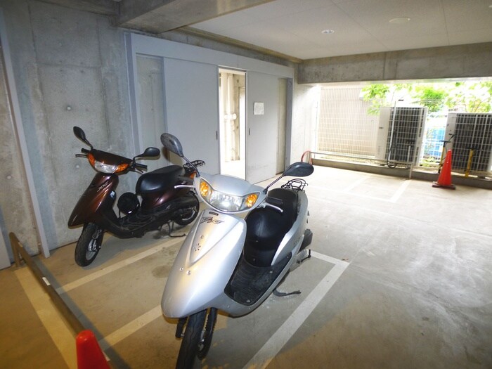 物件外観写真4　(バイク置き場)