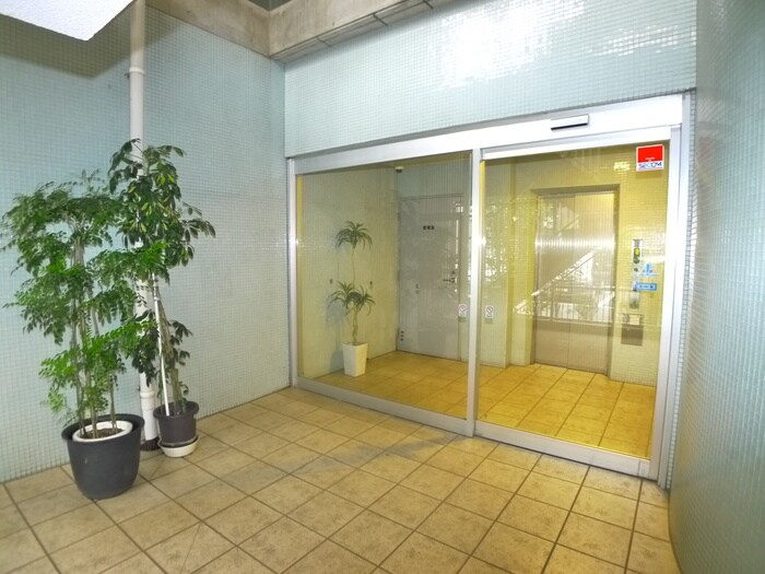 物件外観写真6　(エントランス部分)