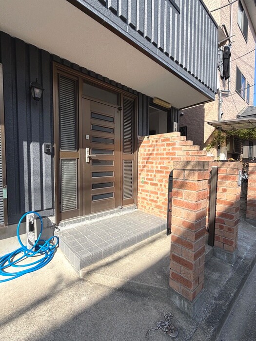 物件外観写真5　(エントランス部分)