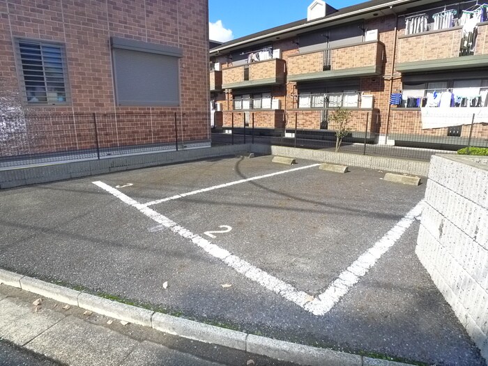 物件外観写真2　(駐車場)