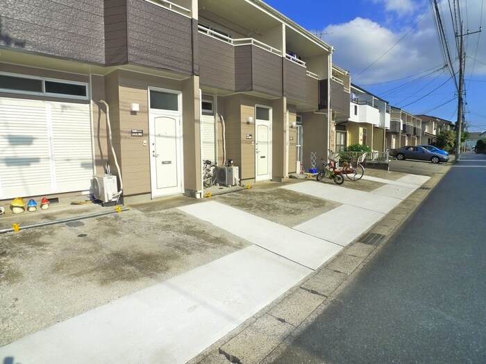 物件外観写真2　(駐車場)