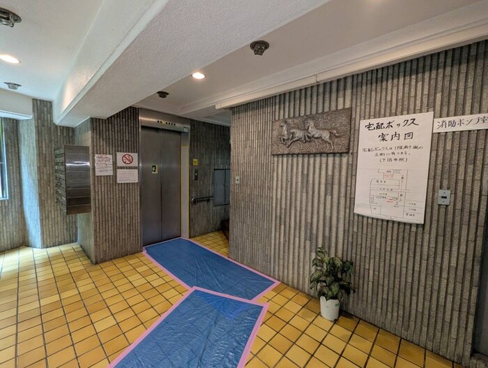 物件外観写真5　(エントランス部分)