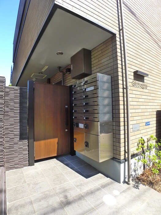 物件外観写真4　(エントランス部分)