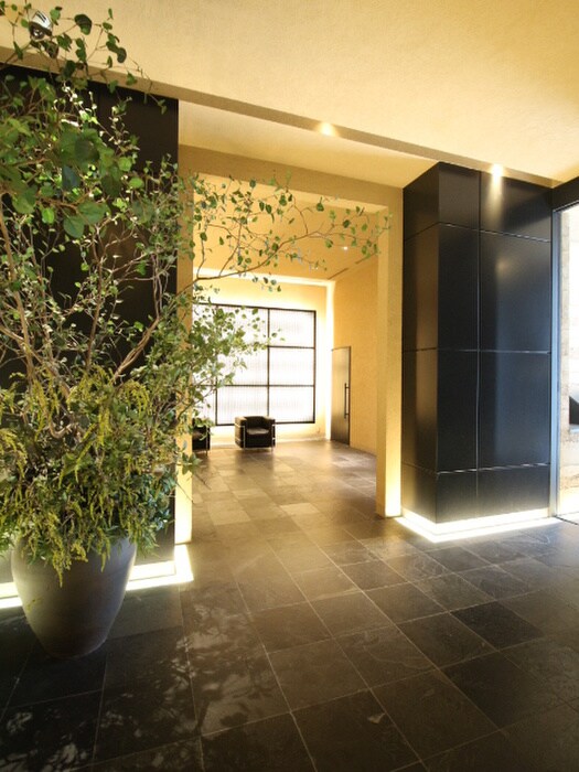 物件外観写真4　(エントランス部分)