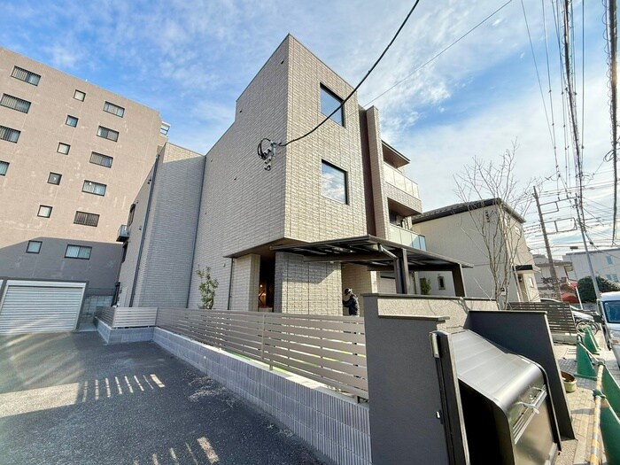 物件外観写真2　(エントランス部分)