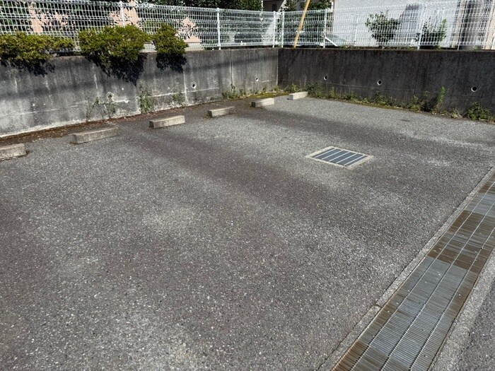 物件外観写真2　(駐車場)