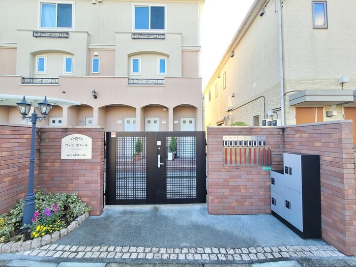 物件外観写真2　(エントランス部分)