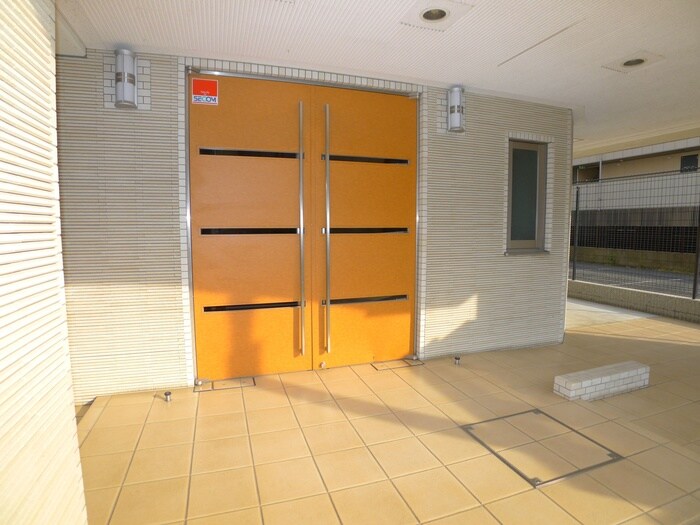 物件外観写真2　(エントランス部分)