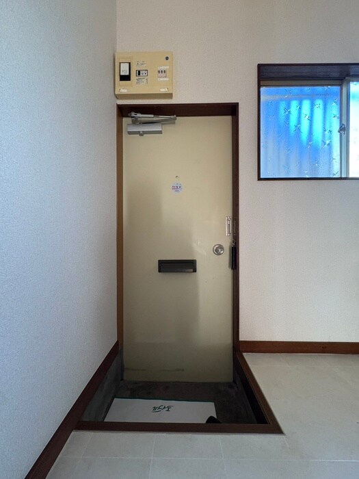 物件内観写真12　(玄関)