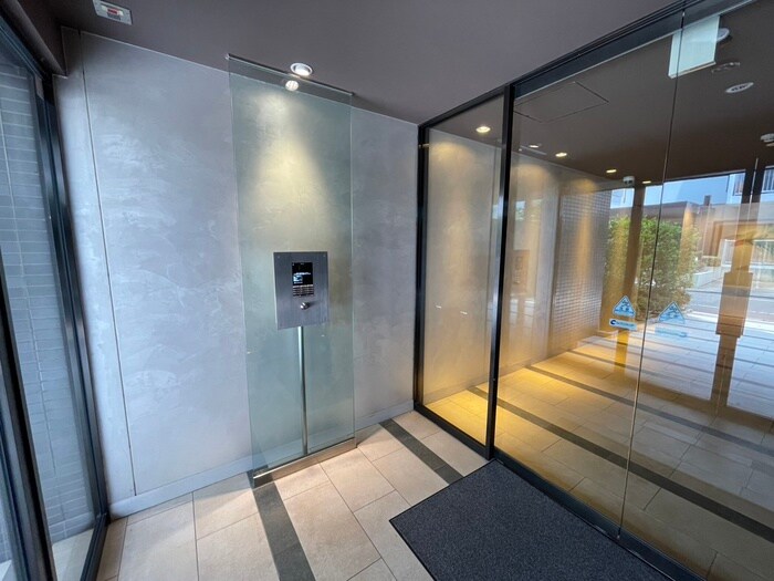 物件外観写真5　(エントランス部分)