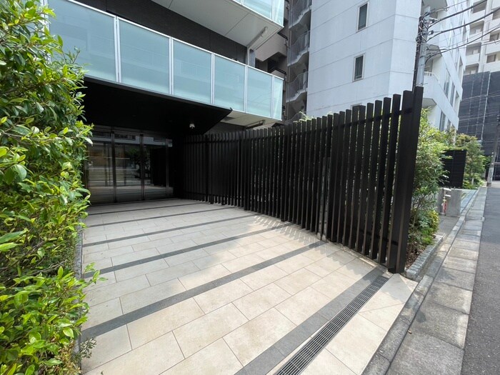 物件外観写真6　(エントランス部分)