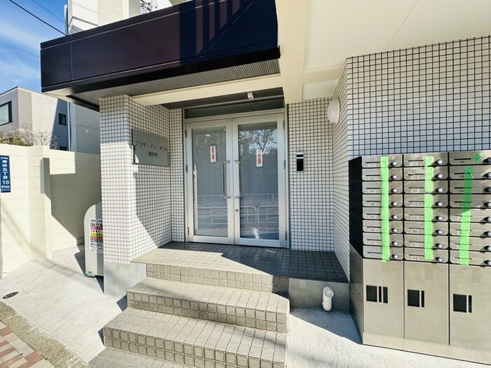 物件外観写真2　(エントランス部分)