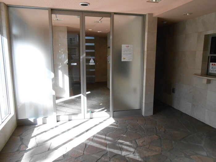 物件外観写真2　(エントランス部分)