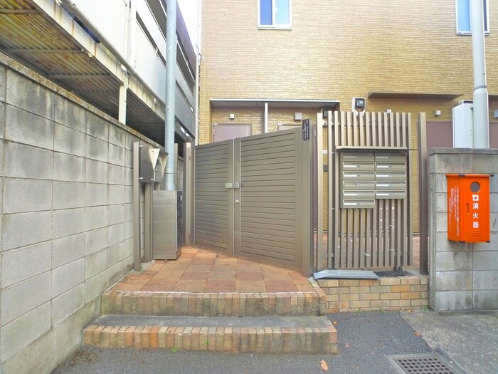 物件外観写真2　(エントランス部分)